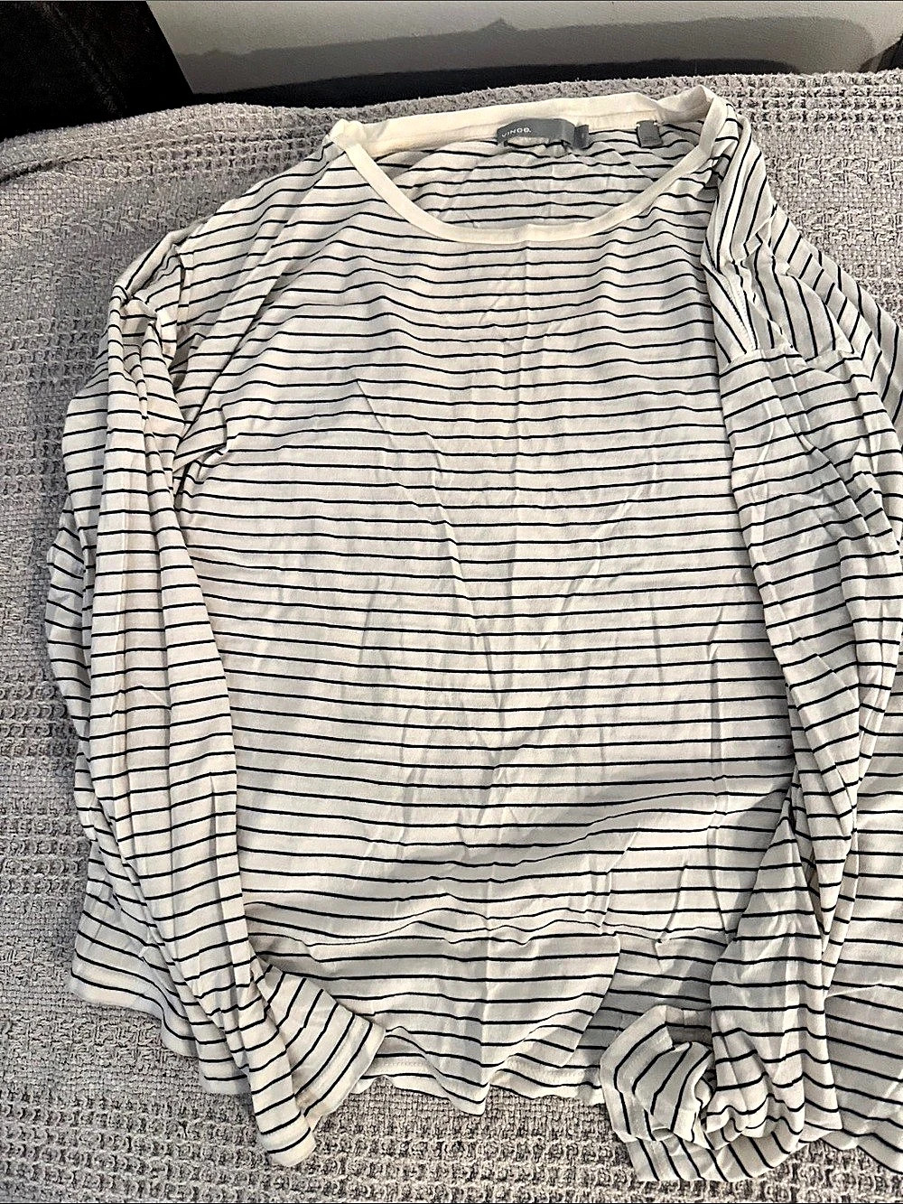 Vince. Striped Long-Sleeve Crewneck Tee. in White & Black